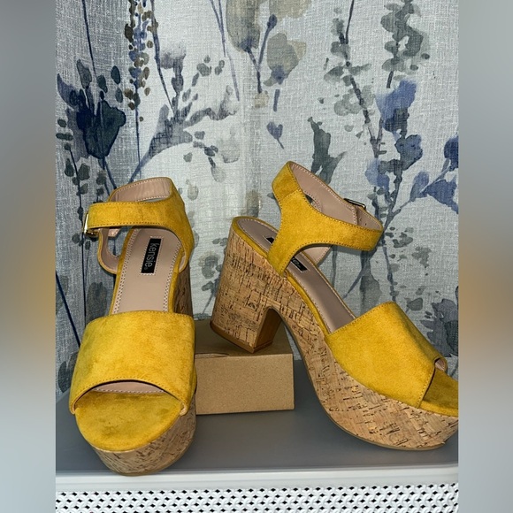 Kensie. Never worn. Cork shoe heel size 7.5 - Picture 3 of 3